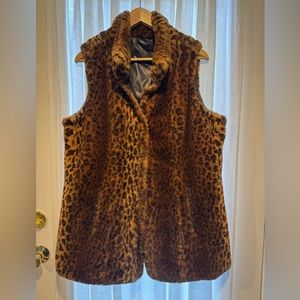 Extremely soft leopard faux fur reversible vest L/XL.
Layer up!